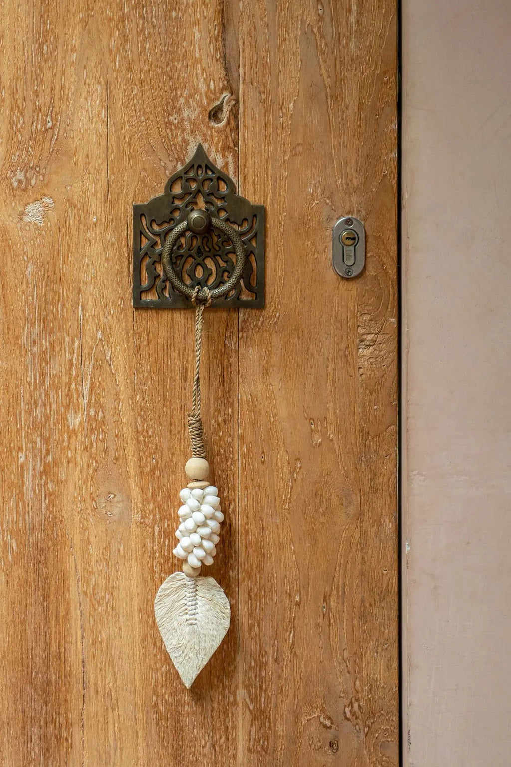 The Leaf & Shell Tassel - White