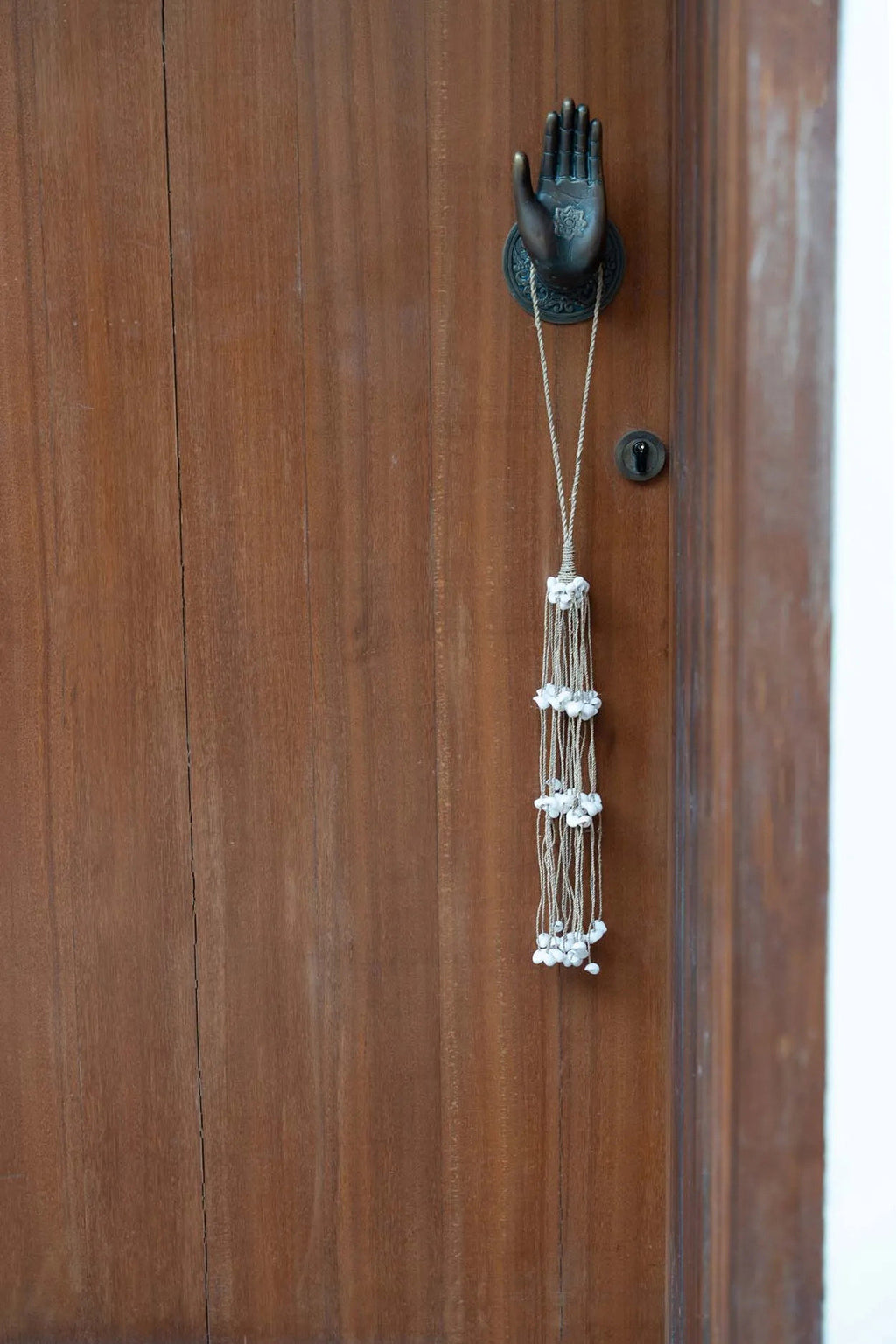 The Long Shell Tassel - White
