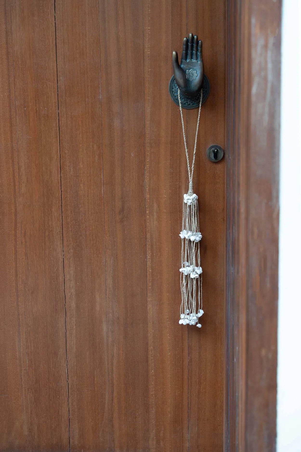 The Long Shell Tassel - White