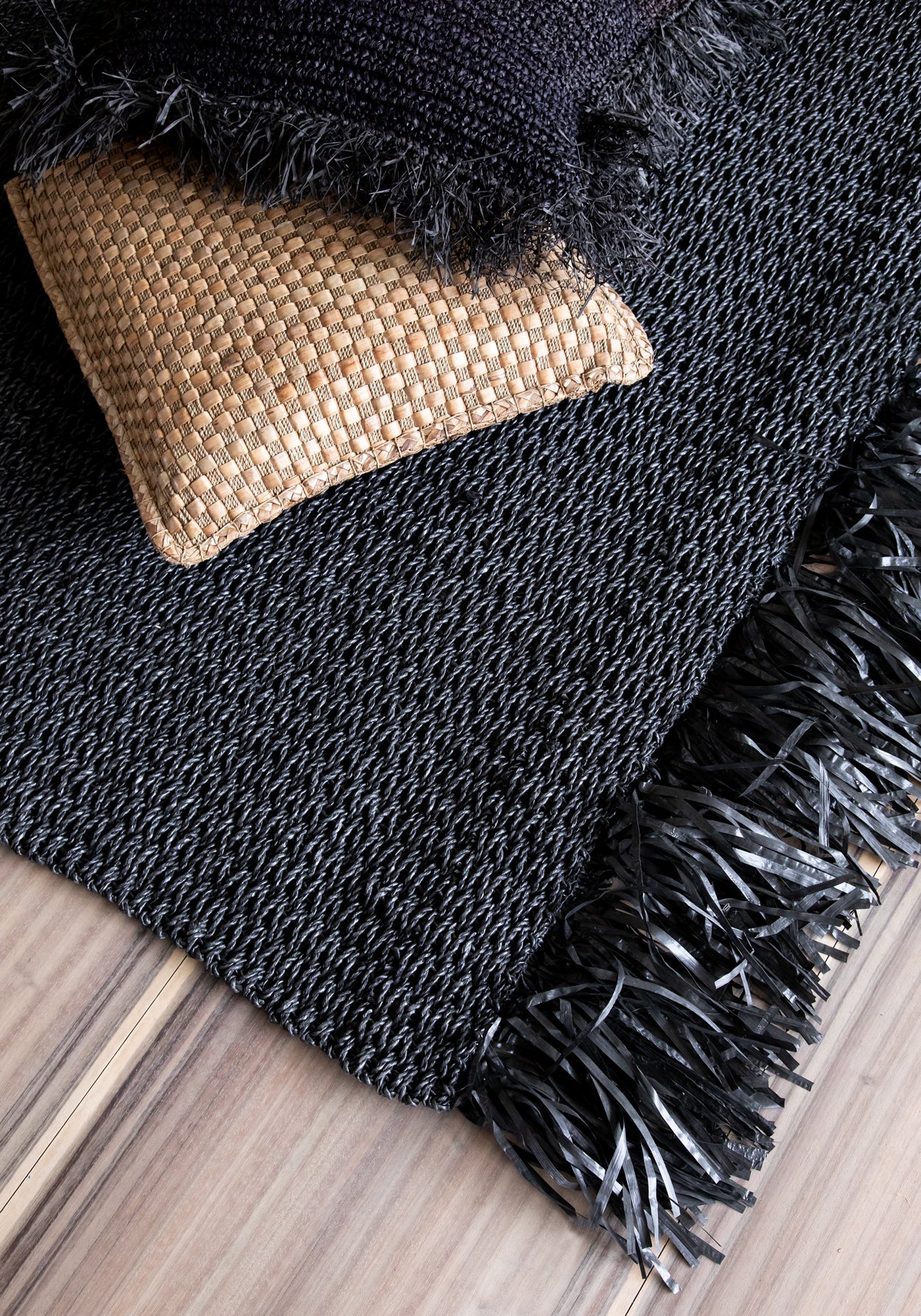 The Fringed Carpet - Black - 200x300