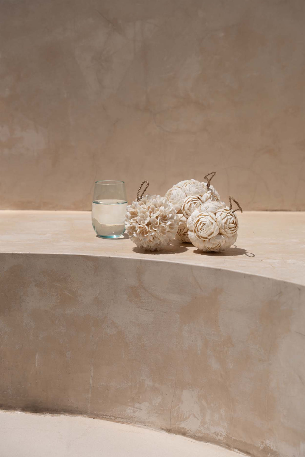 The Flower Shell Ball - White - M