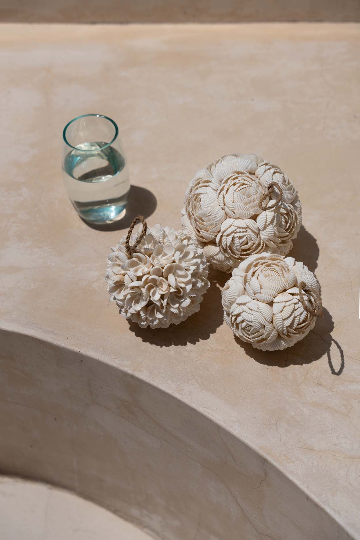 The Flower Shell Ball - White - M