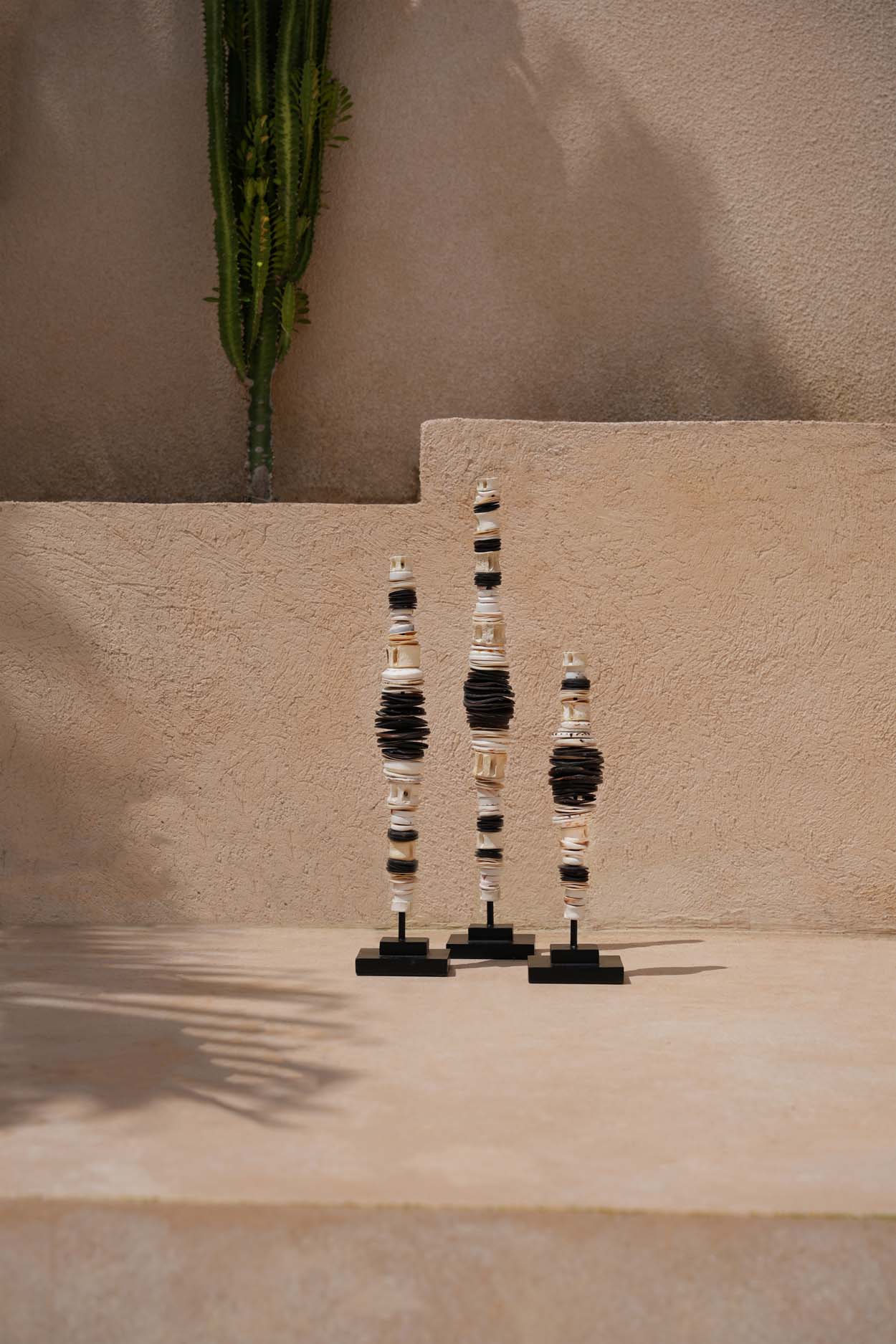 The Money Shell on Stand - Black White - Set of 3